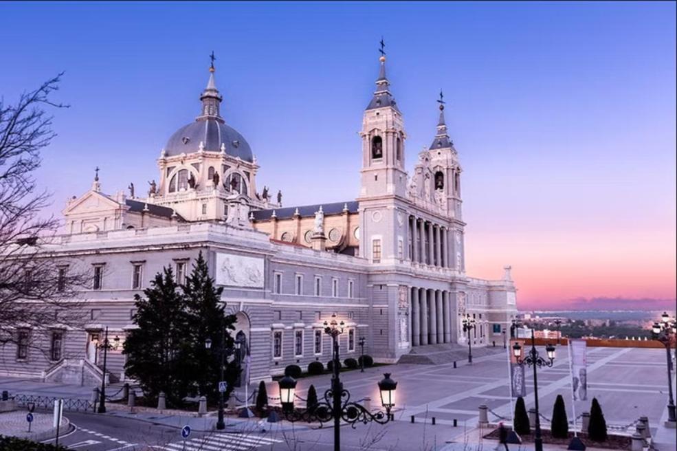 Hostel Puerta Del Angel Мадрид Экстерьер фото